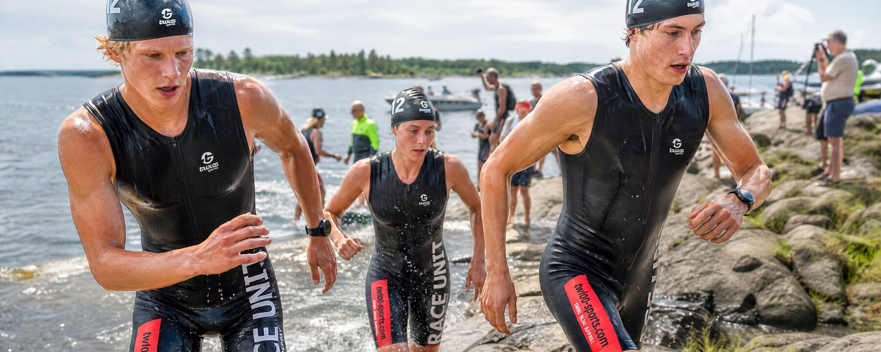Atleti di swimrun con le tute "TWIOO AQUA ACTION"